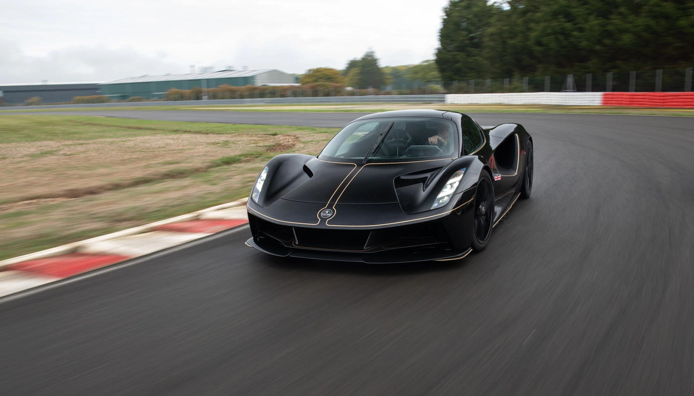 Lotus Evija - Contexto Entorno Real Contexto Conduciendo Exterior Frontal Izquierda