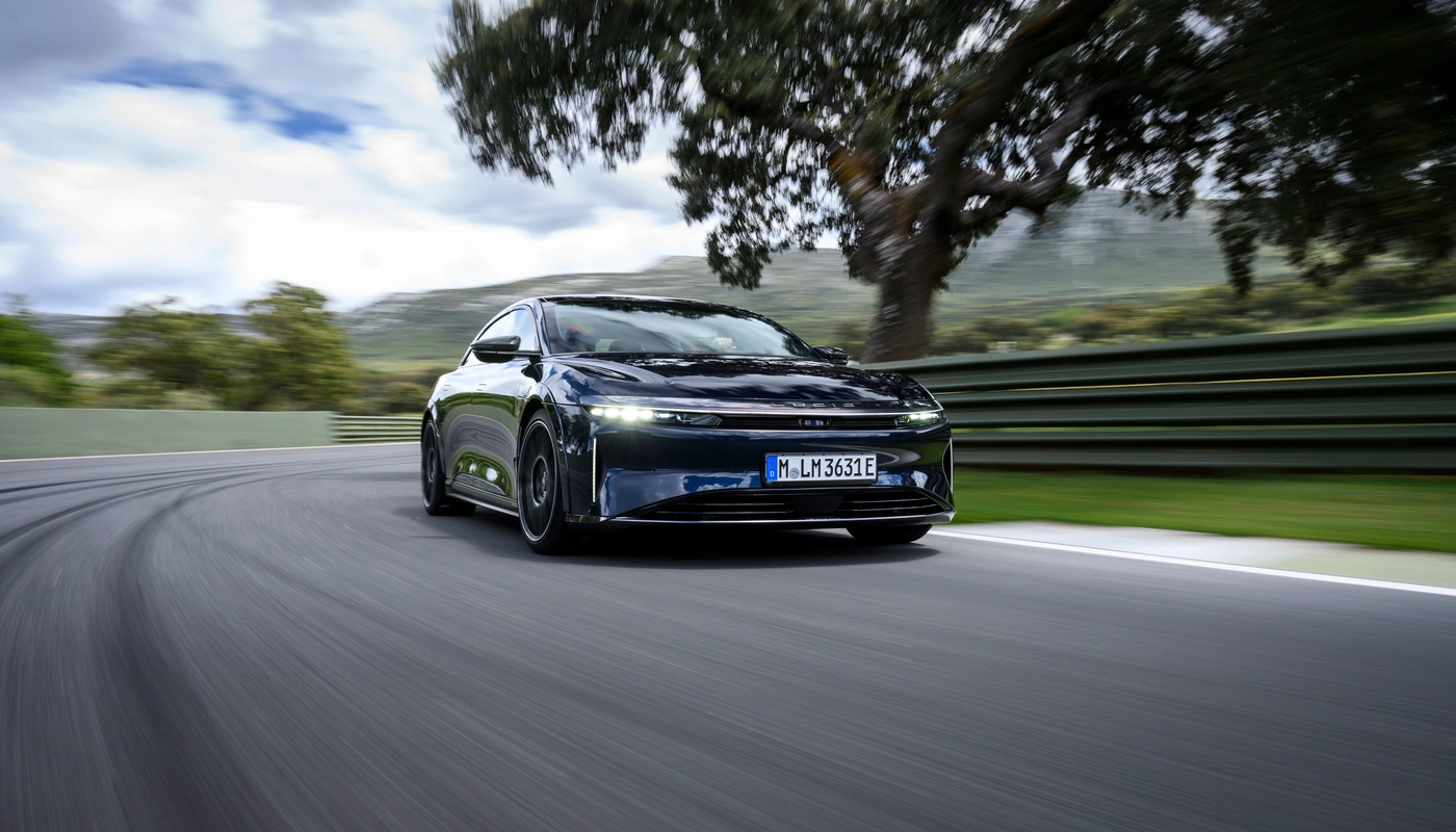 Lucid Air - Contexto Entorno Real Contexto Conduciendo Exterior Frontal Derecha