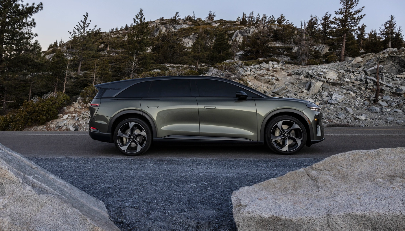 Lucid Gravity - Contexto Entorno Real Contexto Aparcado Exterior Lateral Derecha