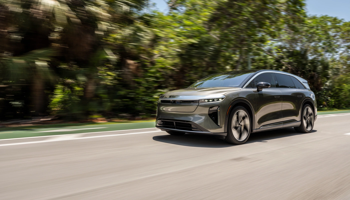 Lucid Gravity - Contexto Entorno Real Contexto Conduciendo Exterior Frontal Izquierda