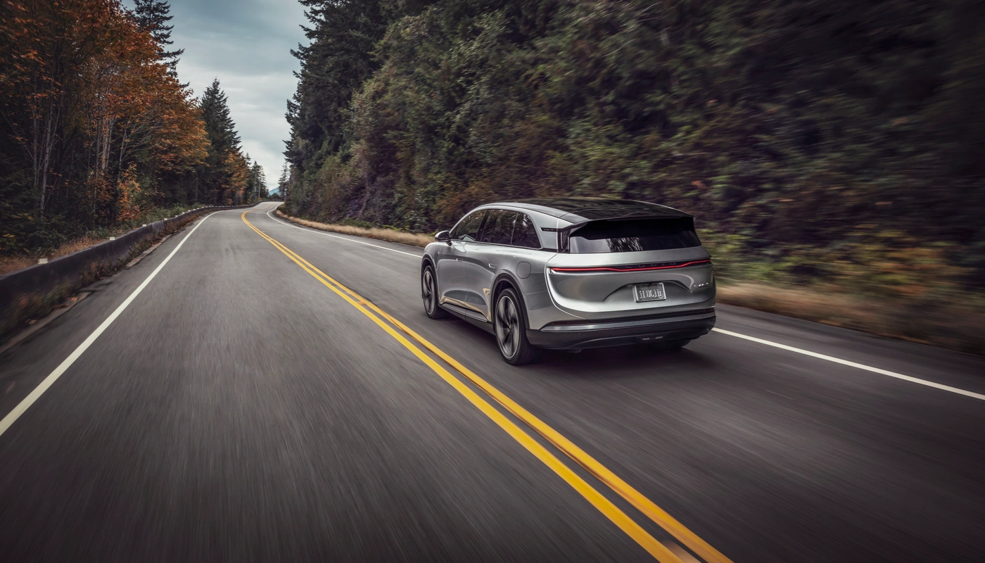 Lucid Gravity - Contexto Entorno Real Contexto Conduciendo Exterior Trasera Exterior Trasera Derecha