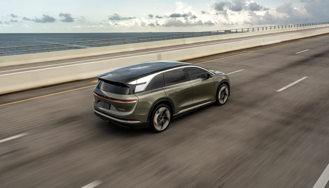 Lucid Gravity - Contexto Entorno Real Contexto Conduciendo Exterior Trasera Izquierda