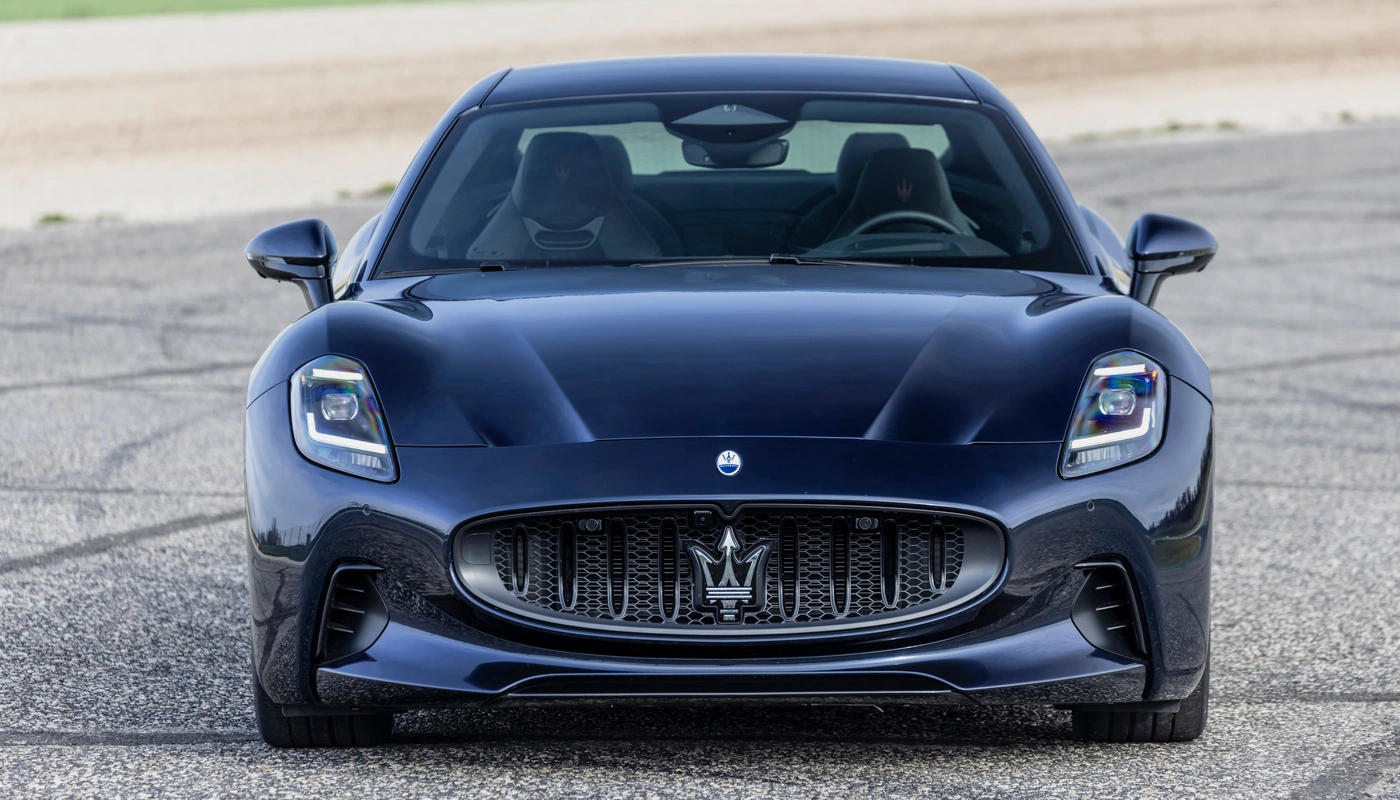 Maserati Granturismo - Contexto Entorno Real Contexto Aparcado Exterior Frontal