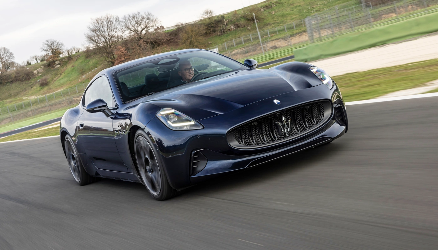 Maserati Granturismo - Contexto Entorno Real Contexto Conduciendo Exterior Frontal Derecha