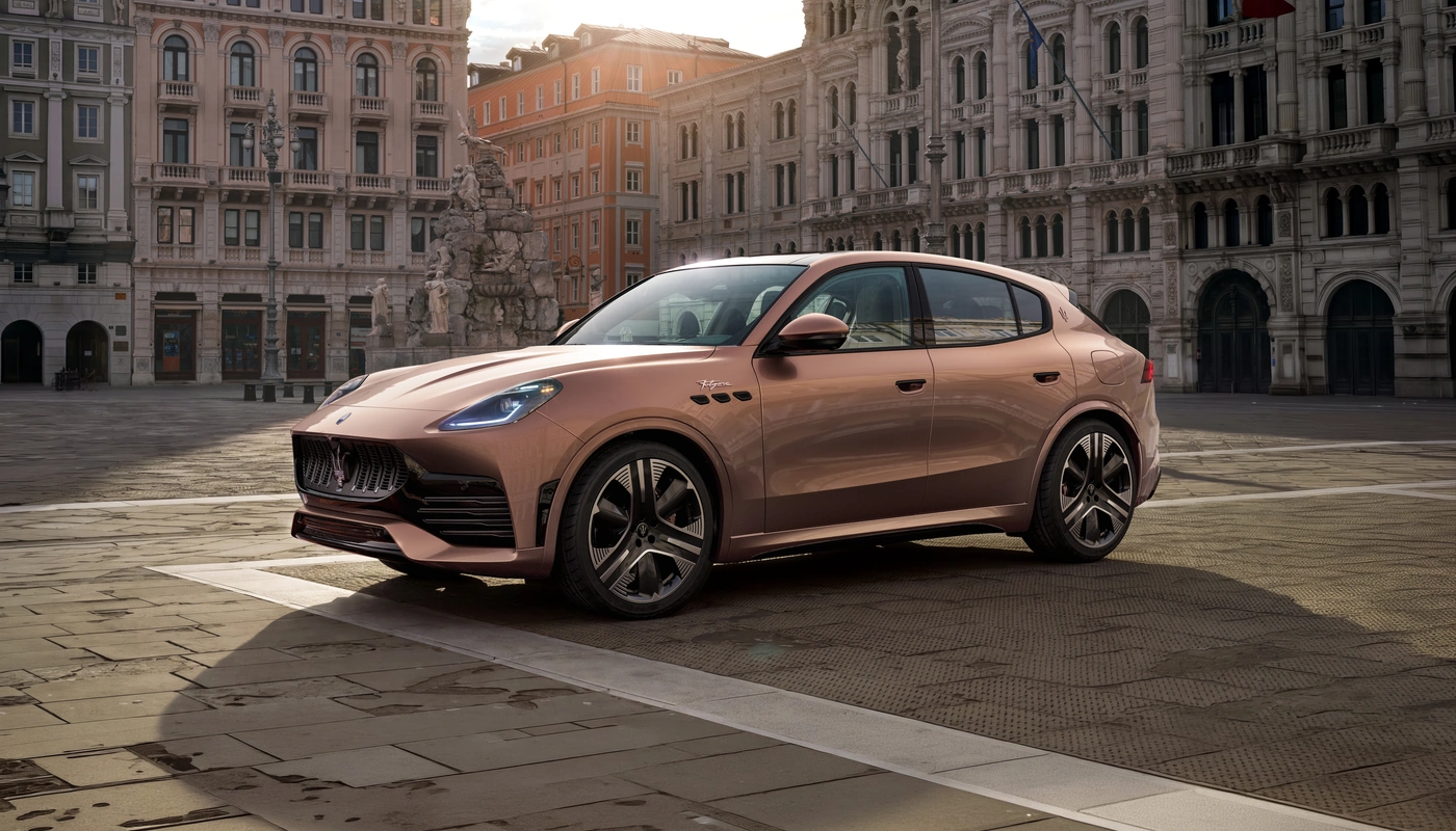 Maserati Grecale - Contexto Entorno Real Contexto Aparcado Exterior Frontal Izquierda Exterior Lateral Izquierda