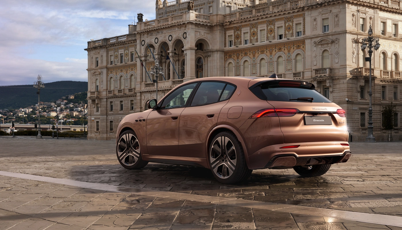 Maserati Grecale - Contexto Entorno Real Contexto Aparcado Exterior Trasera Derecha Exterior Lateral Izquierda