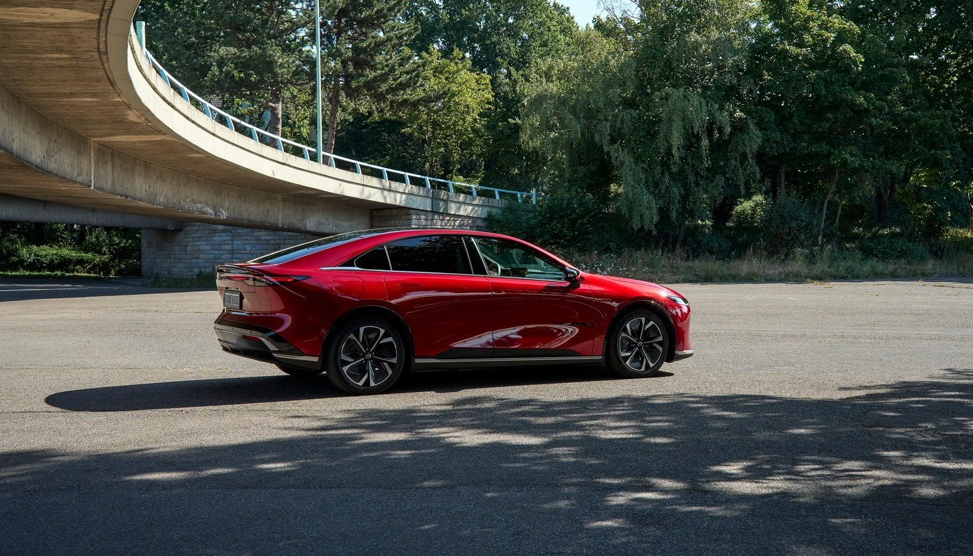 Mazda 6e - Contexto Entorno Real Contexto Aparcado Exterior Lateral Derecha