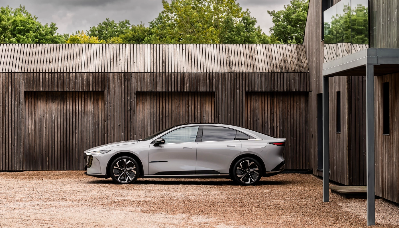 Mazda 6e - Contexto Entorno Real Contexto Aparcado Exterior Lateral Izquierda