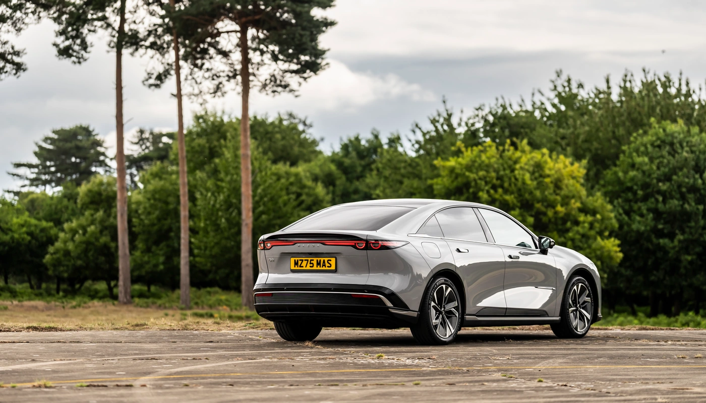 Mazda 6e - Contexto Entorno Real Contexto Aparcado Exterior Trasera Izquierda