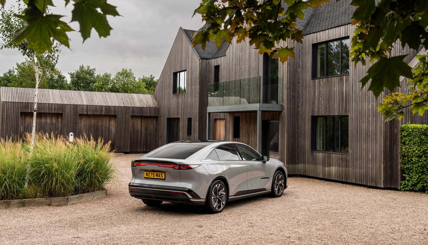 Mazda 6e - Contexto Entorno Real Contexto Aparcado Exterior Trasera Izquierda