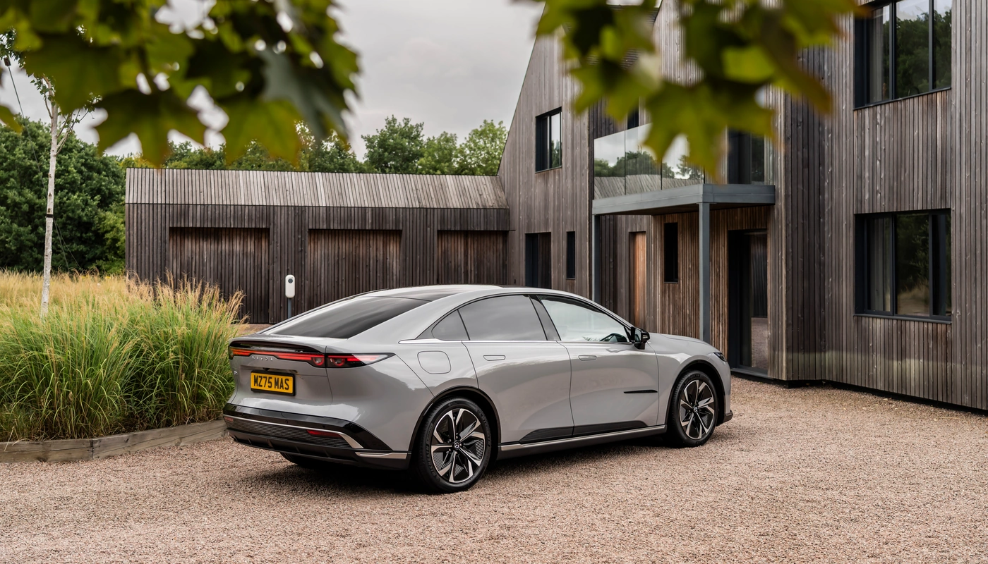 Mazda 6e - Contexto Entorno Real Contexto Aparcado Exterior Trasera Izquierda