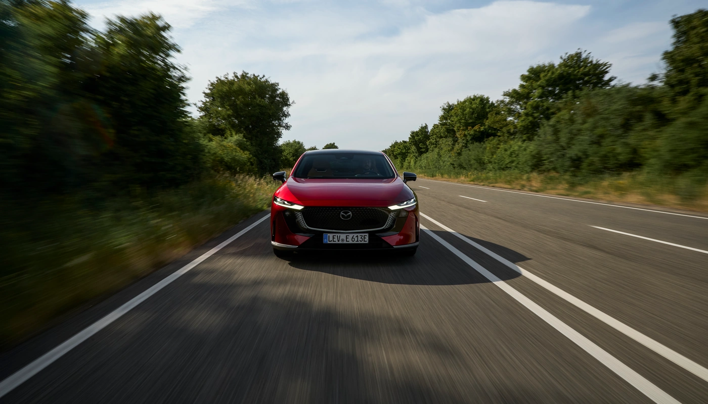 Mazda 6e - Contexto Entorno Real Contexto Conduciendo Exterior Frontal