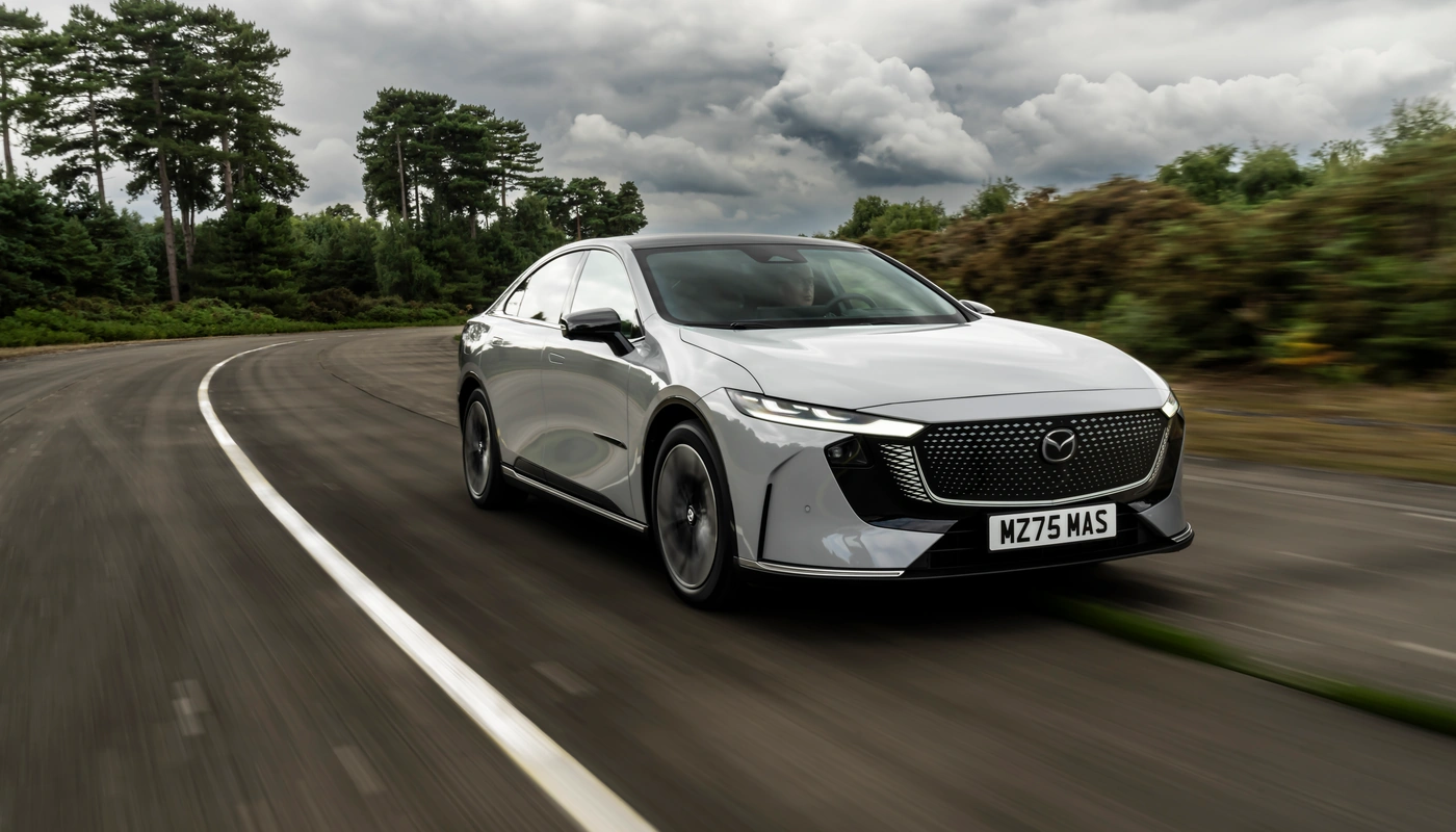 Mazda 6e - Contexto Entorno Real Contexto Conduciendo Exterior Frontal Derecha