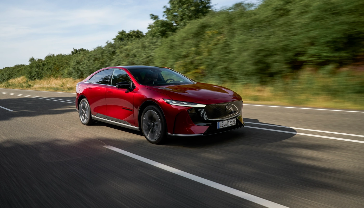 Mazda 6e - Contexto Entorno Real Contexto Conduciendo Exterior Frontal Derecha