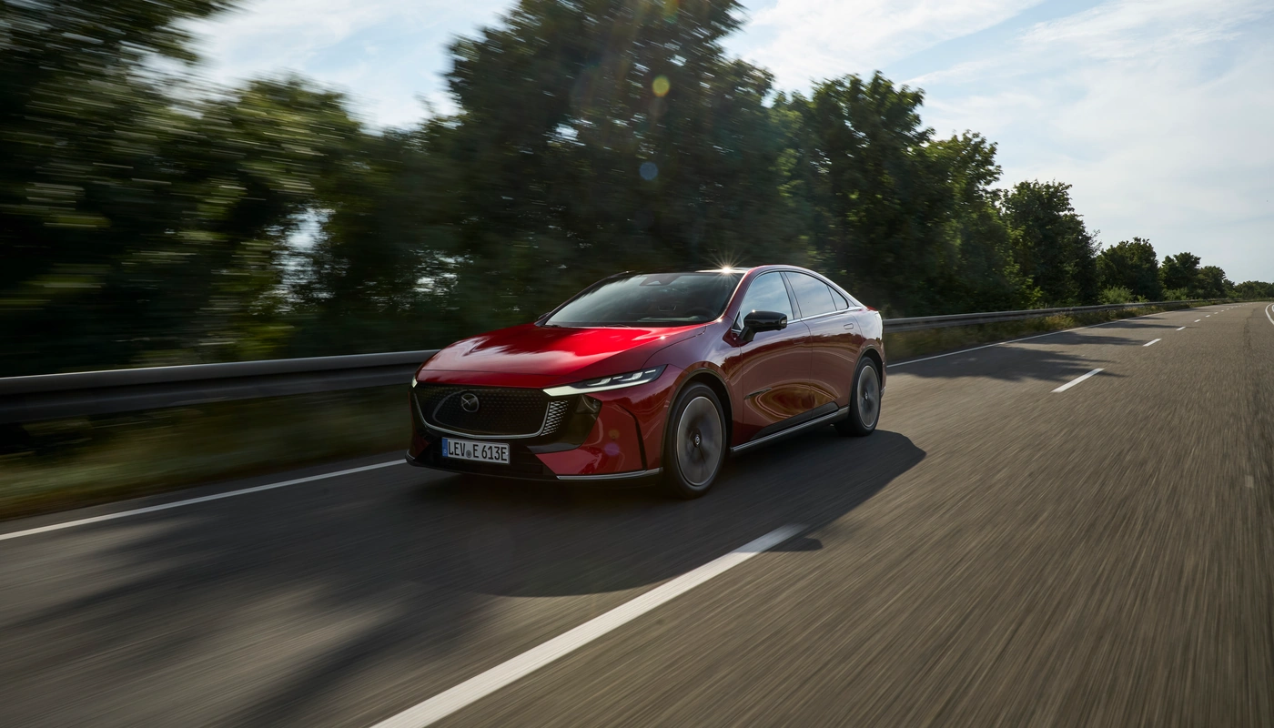 Mazda 6e - Contexto Entorno Real Contexto Conduciendo Exterior Frontal Izquierda