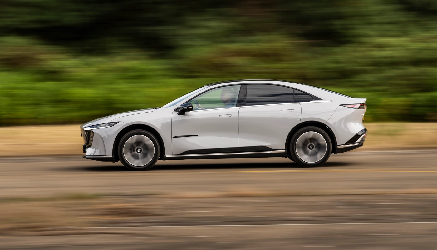 Mazda 6e - Contexto Entorno Real Contexto Conduciendo Exterior Lateral Izquierda