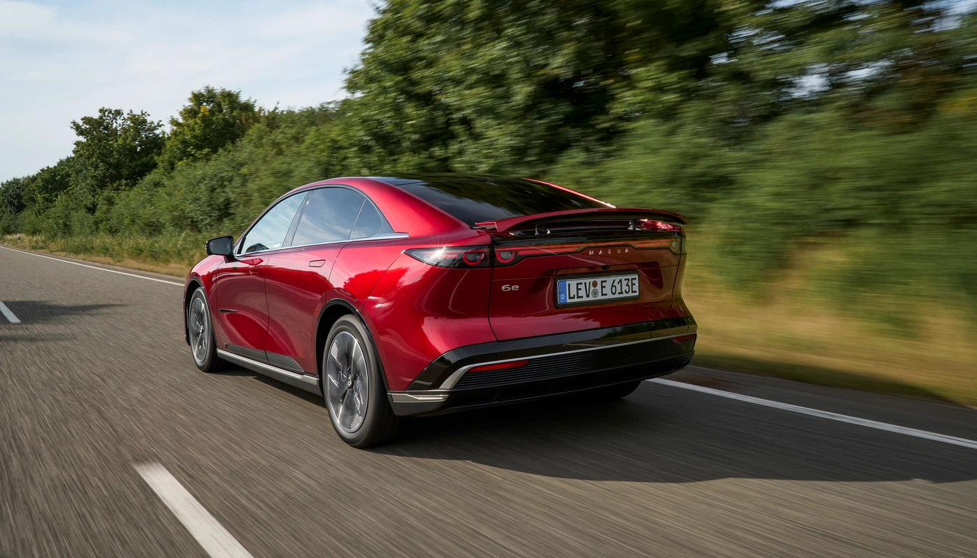 Mazda 6e - Contexto Entorno Real Contexto Conduciendo Exterior Trasera Derecha