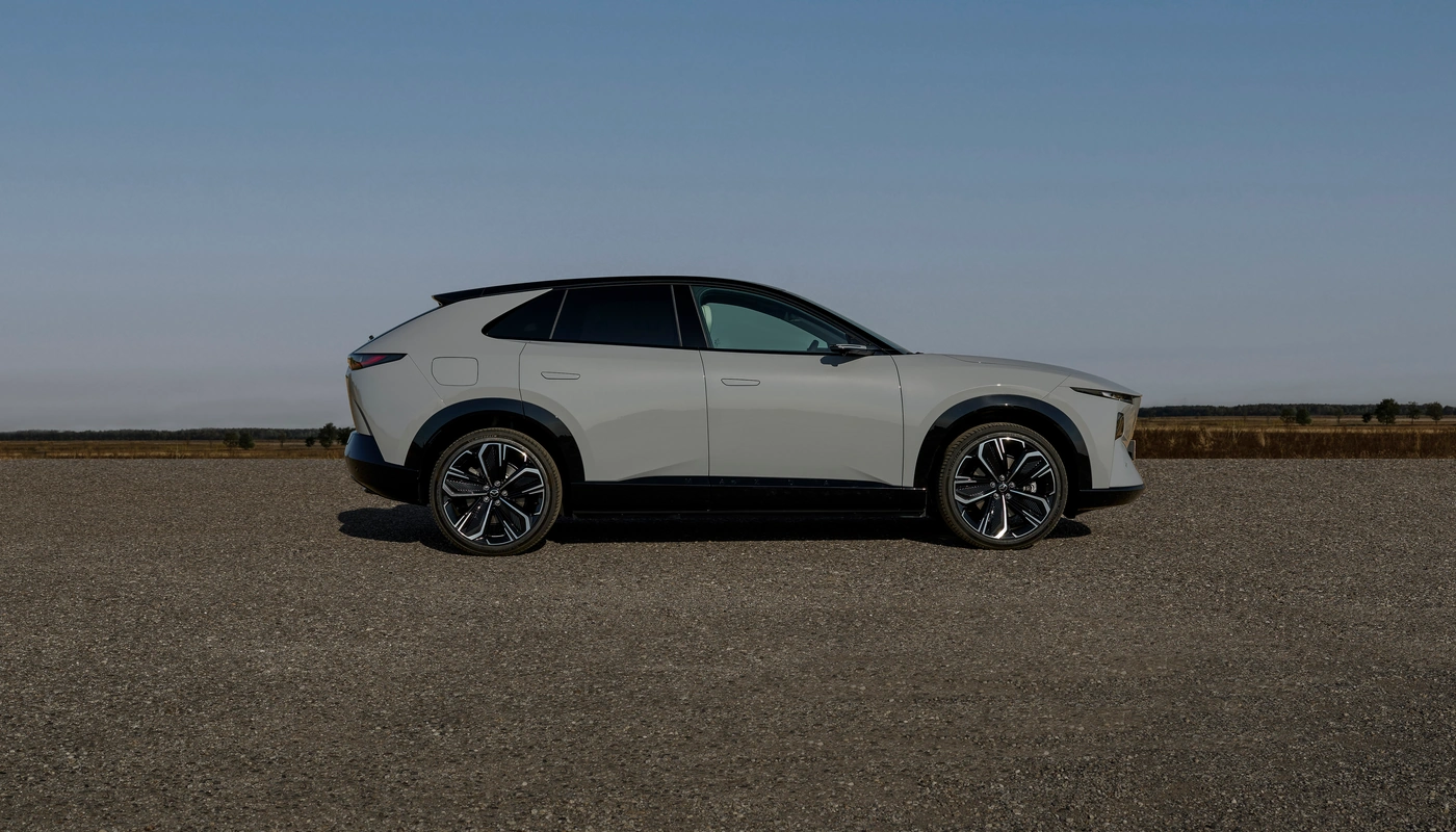 Mazda Cx 6e - Contexto Entorno Real Contexto Aparcado Exterior Lateral Derecha