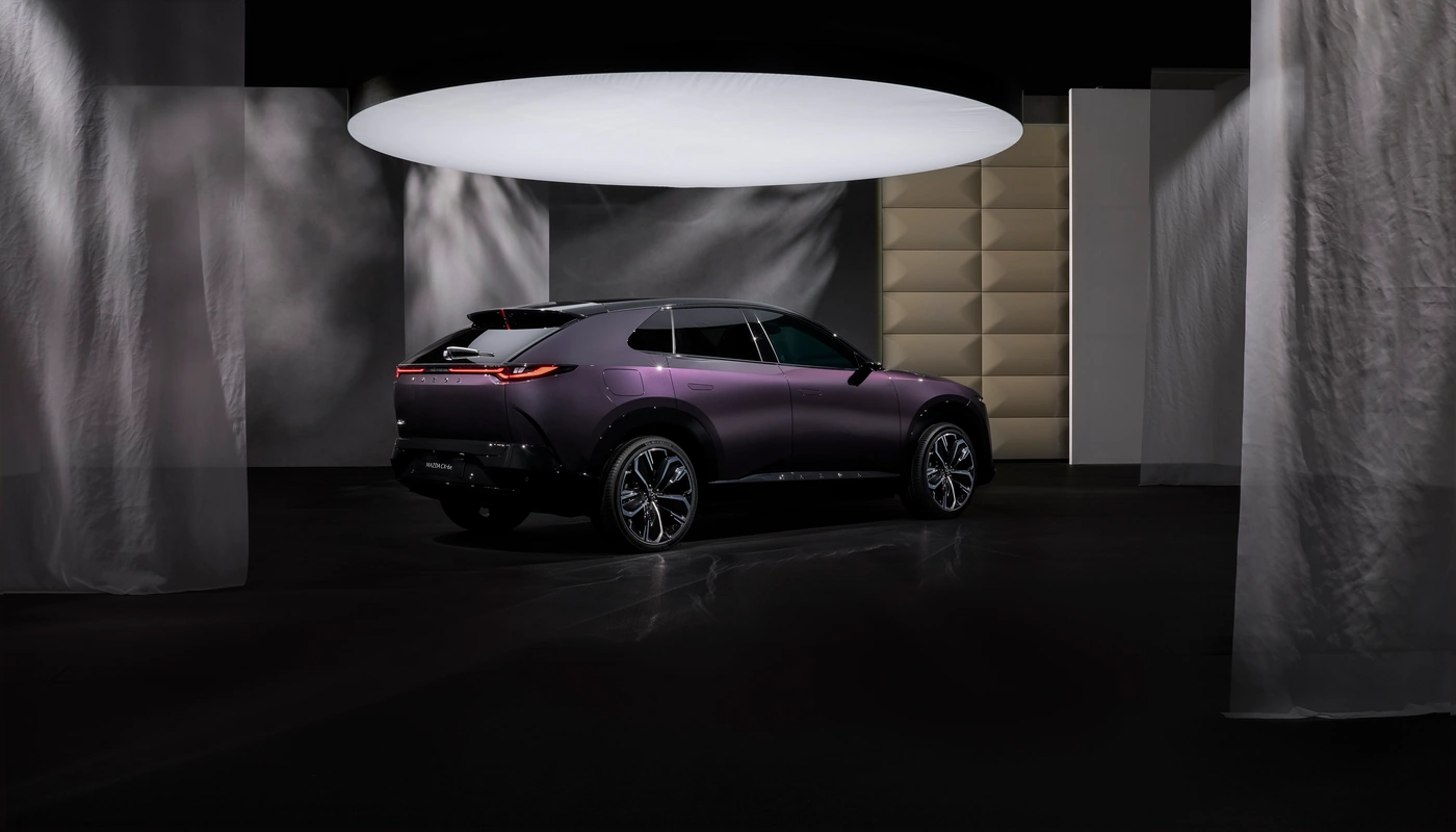 Mazda Cx 6e - Contexto Estudio Contexto Aparcado Exterior Trasera Izquierda Exterior Lateral Derecha