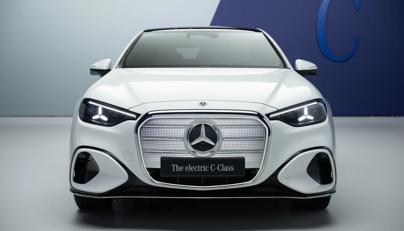 Mercedes Benz C - Contexto Estudio Exterior Frontal