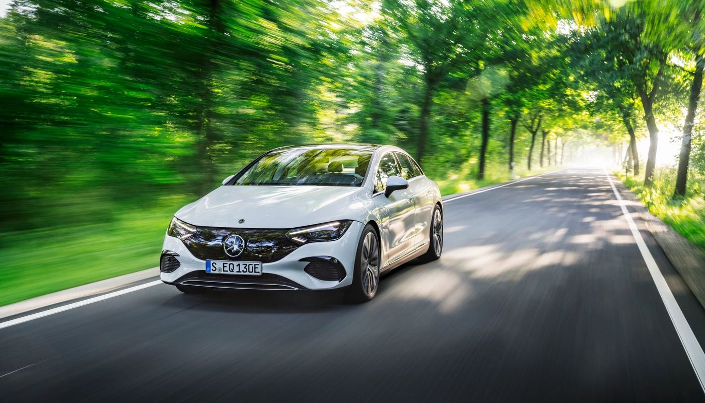 Mercedes Benz Eqe Berlina - Contexto Entorno Real Contexto Conduciendo Exterior Frontal Izquierda