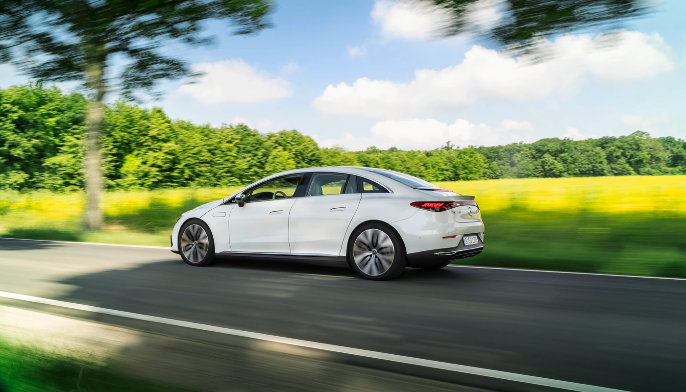 Mercedes Benz Eqe Berlina - Contexto Entorno Real Contexto Conduciendo Exterior Lateral Izquierda