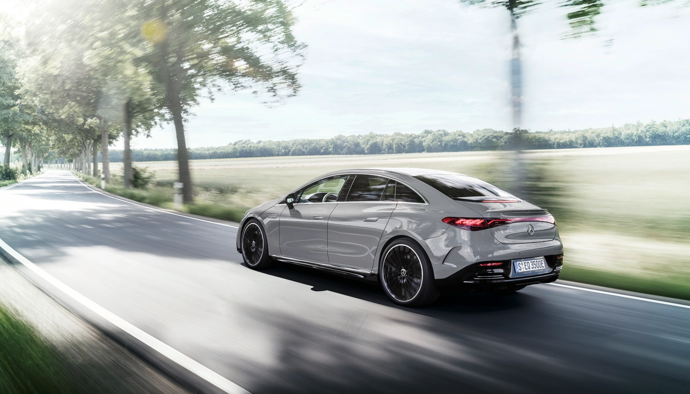 Mercedes Benz Eqe Berlina - Contexto Entorno Real Contexto Conduciendo Exterior Trasera Derecha