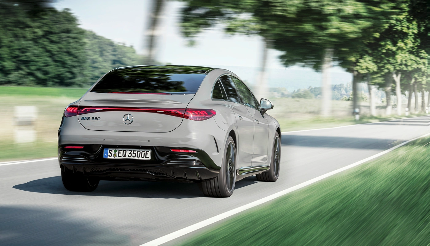 Mercedes Benz Eqe Berlina - Contexto Entorno Real Contexto Conduciendo Exterior Trasera Izquierda