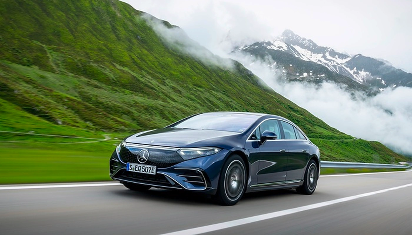 Mercedes Benz Eqs Berlina - Contexto Entorno Real Contexto Conduciendo Exterior Frontal Izquierda