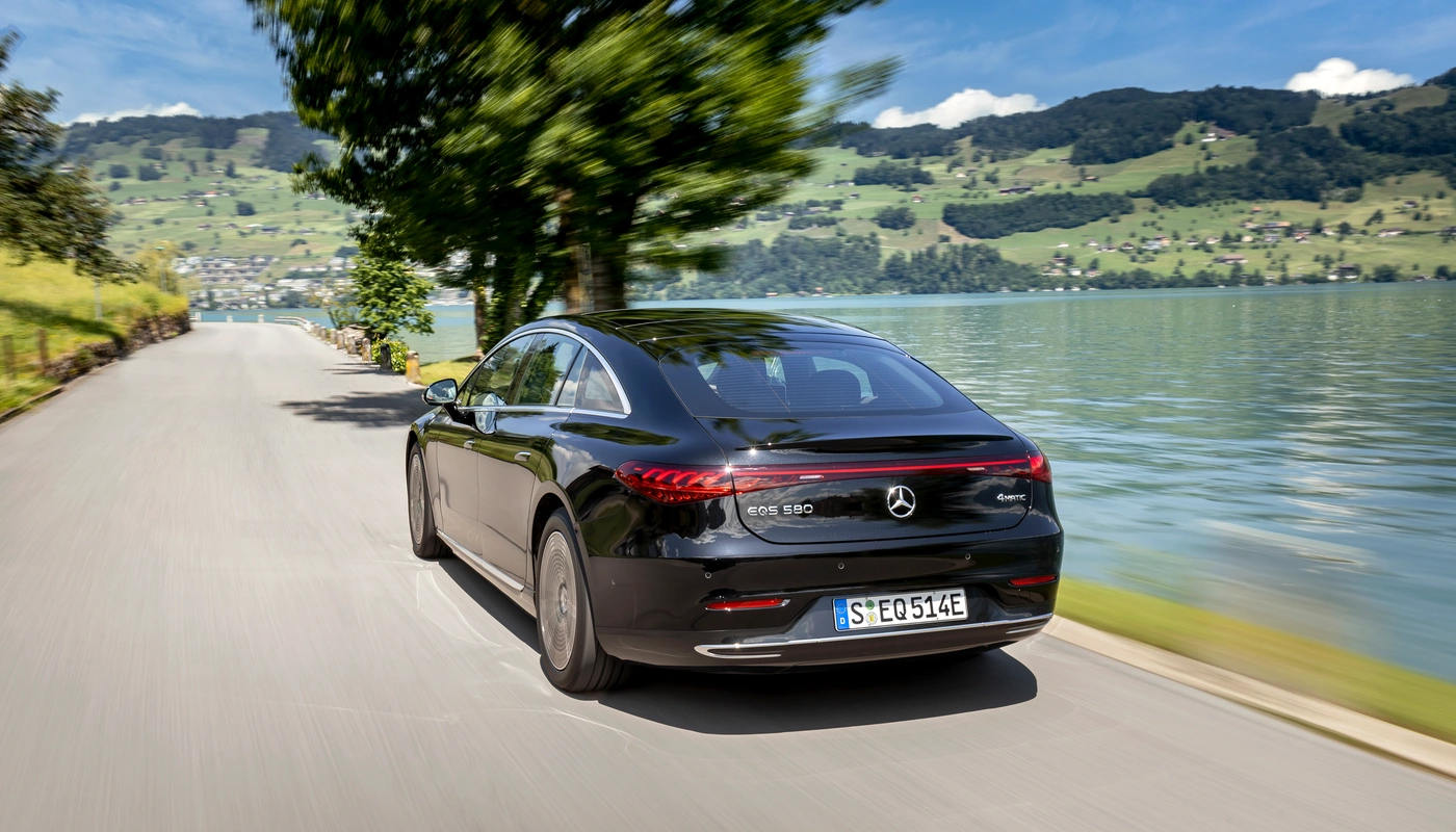 Mercedes Benz Eqs Berlina - Contexto Entorno Real Contexto Conduciendo Exterior Trasera Exterior Trasera Derecha