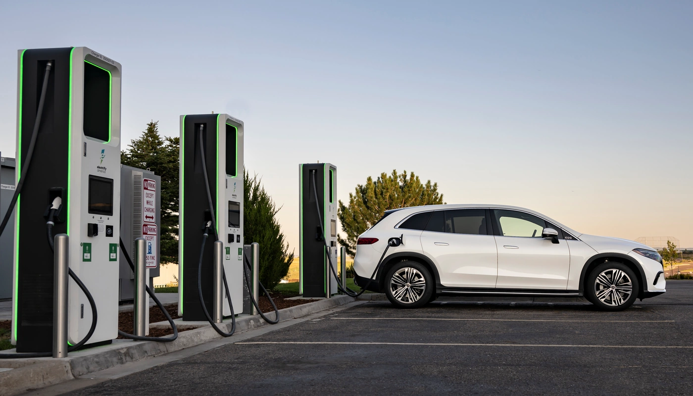 Mercedes Benz Eqs Suv - Carga Estacion