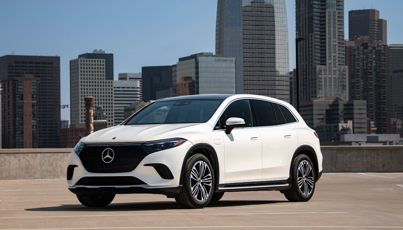 Mercedes Benz Eqs Suv - Contexto Entorno Real Contexto Aparcado Exterior Frontal Izquierda