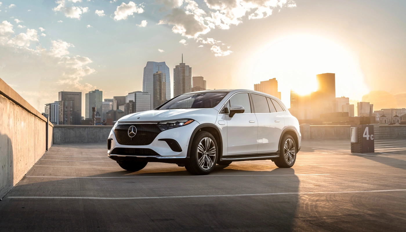 Mercedes Benz Eqs Suv - Contexto Entorno Real Contexto Aparcado Exterior Frontal Izquierda