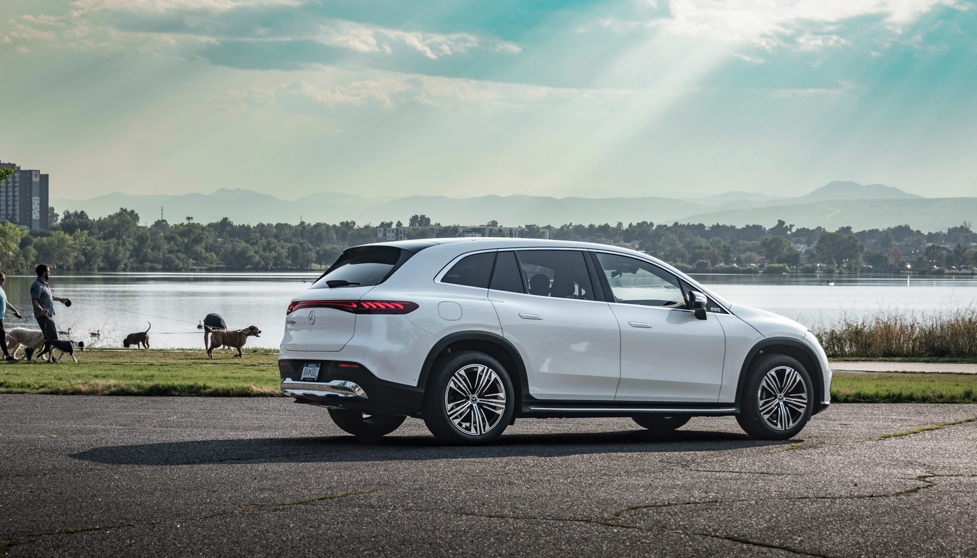 Mercedes Benz Eqs Suv - Contexto Entorno Real Contexto Aparcado Exterior Lateral Derecha