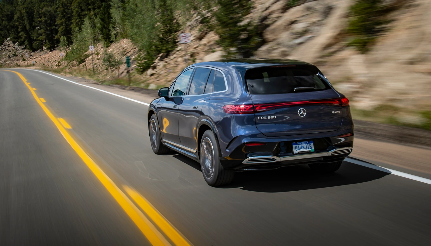 Mercedes Benz Eqs Suv - Contexto Entorno Real Contexto Conduciendo Exterior Frontal Derecha