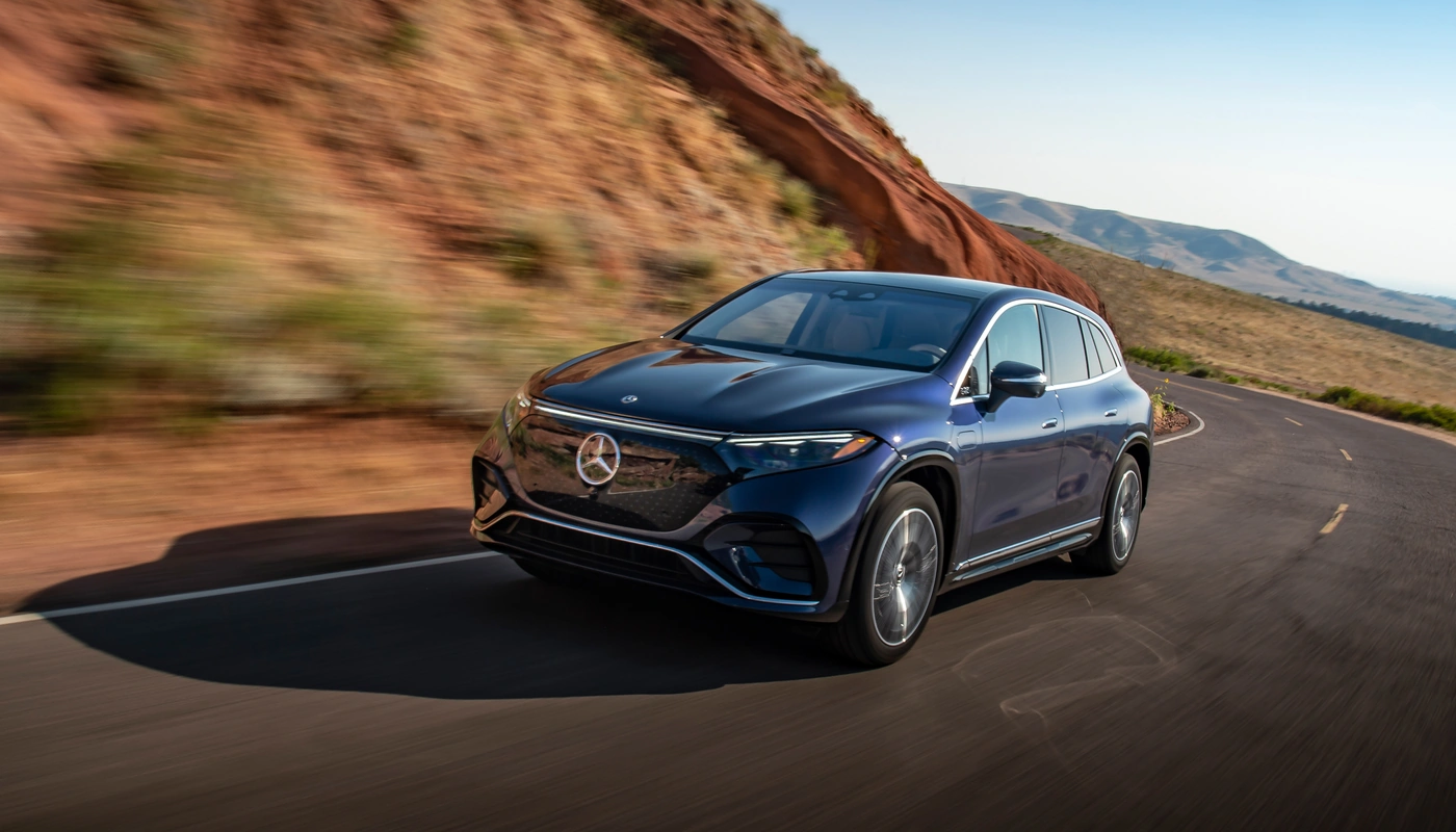 Mercedes Benz Eqs Suv - Contexto Entorno Real Contexto Conduciendo Exterior Frontal Izquierda