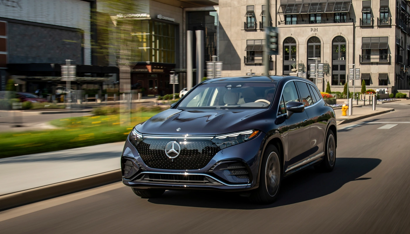 Mercedes Benz Eqs Suv - Contexto Entorno Real Contexto Conduciendo Exterior Frontal Izquierda