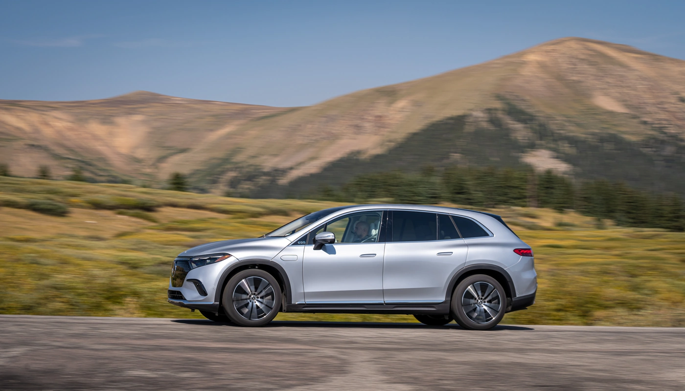 Mercedes Benz Eqs Suv - Contexto Entorno Real Contexto Conduciendo Exterior Lateral Izquierda