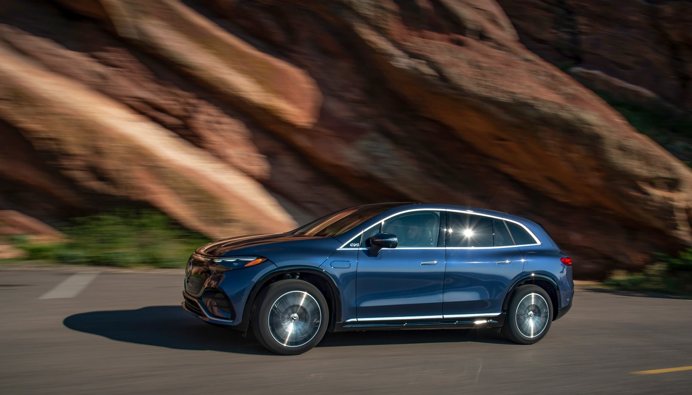 Mercedes Benz Eqs Suv - Contexto Entorno Real Contexto Conduciendo Exterior Lateral Izquierda