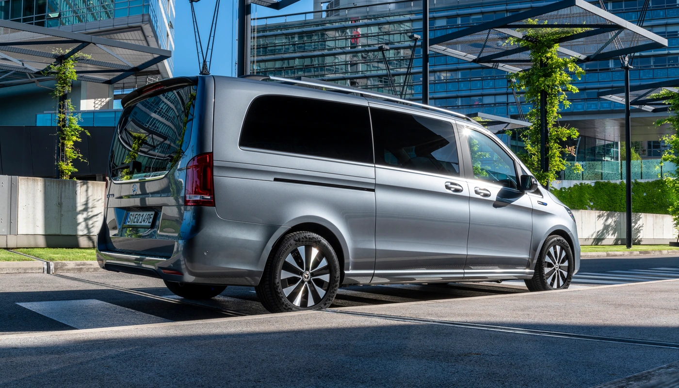 Mercedes Benz Eqv - Contexto Entorno Real Contexto Aparcado Exterior Trasera Izquierda Exterior Lateral Derecha