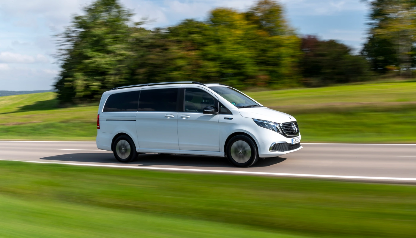 Mercedes Benz Eqv - Contexto Entorno Real Contexto Conduciendo Exterior Lateral Derecha