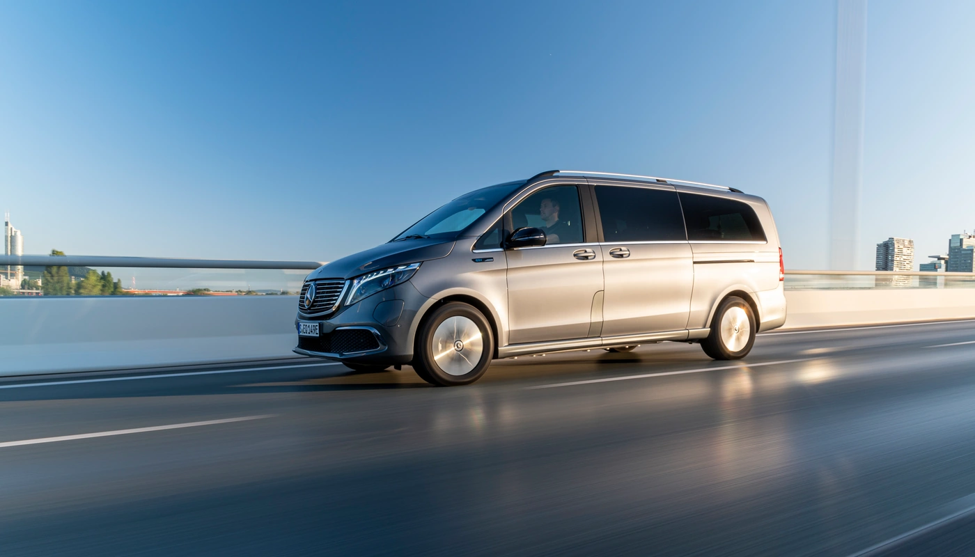 Mercedes Benz Eqv - Contexto Entorno Real Contexto Conduciendo Exterior Lateral Izquierda