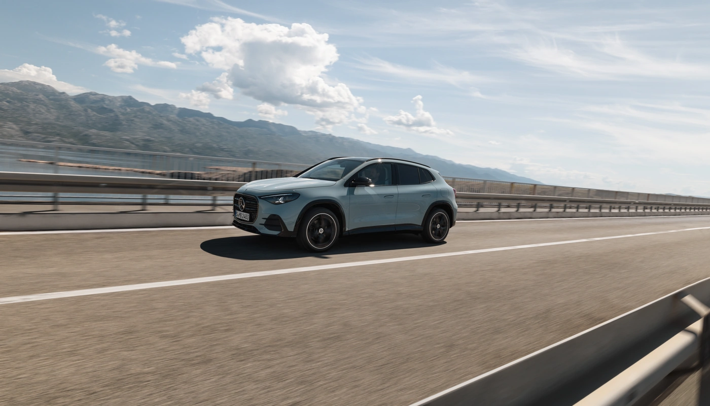 Mercedes Benz Gla - Contexto Entorno Real Contexto Conduciendo Exterior Frontal Izquierda Exterior Lateral Izquierda