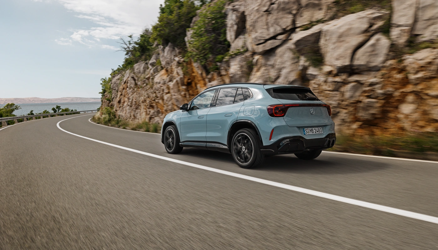 Mercedes Benz Gla - Contexto Entorno Real Contexto Conduciendo Exterior Trasera Derecha
