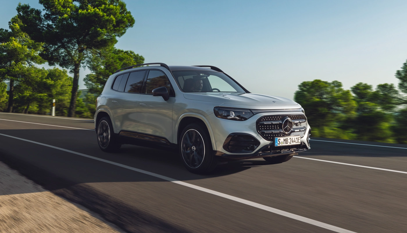 Mercedes Benz Glb - Contexto Entorno Real Contexto Conduciendo Exterior Frontal Derecha