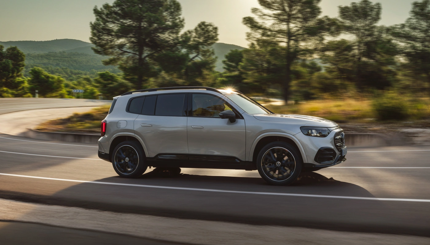 Mercedes Benz Glb - Contexto Entorno Real Contexto Conduciendo Exterior Lateral Derecha