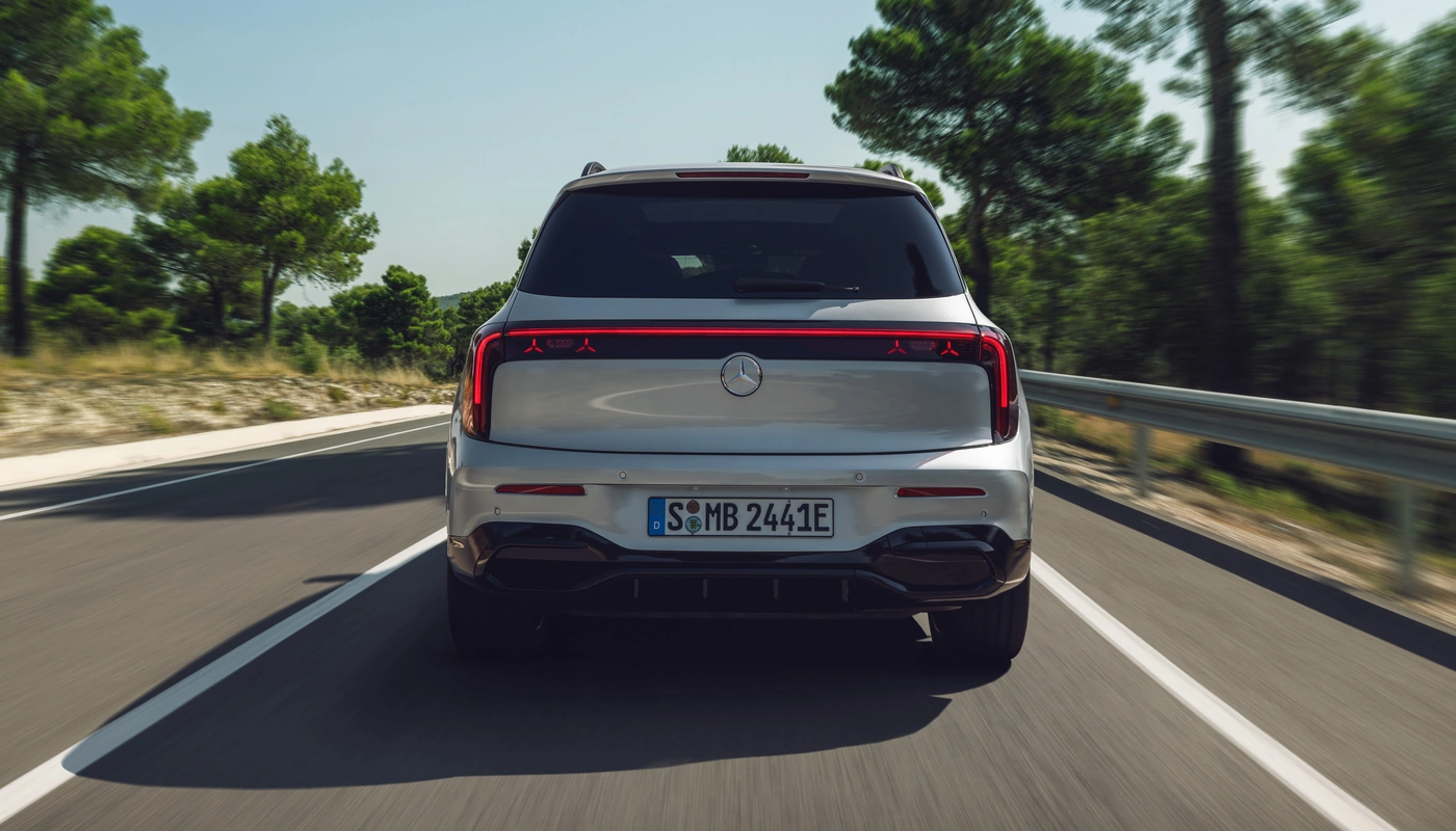 Mercedes Benz Glb - Contexto Entorno Real Contexto Conduciendo Exterior Trasera