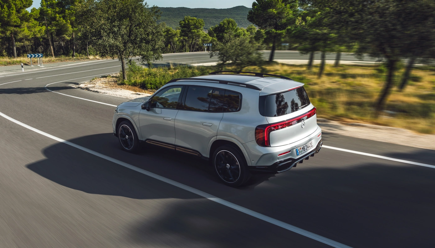 Mercedes Benz Glb - Contexto Entorno Real Contexto Conduciendo Exterior Trasera Derecha Exterior Lateral Izquierda