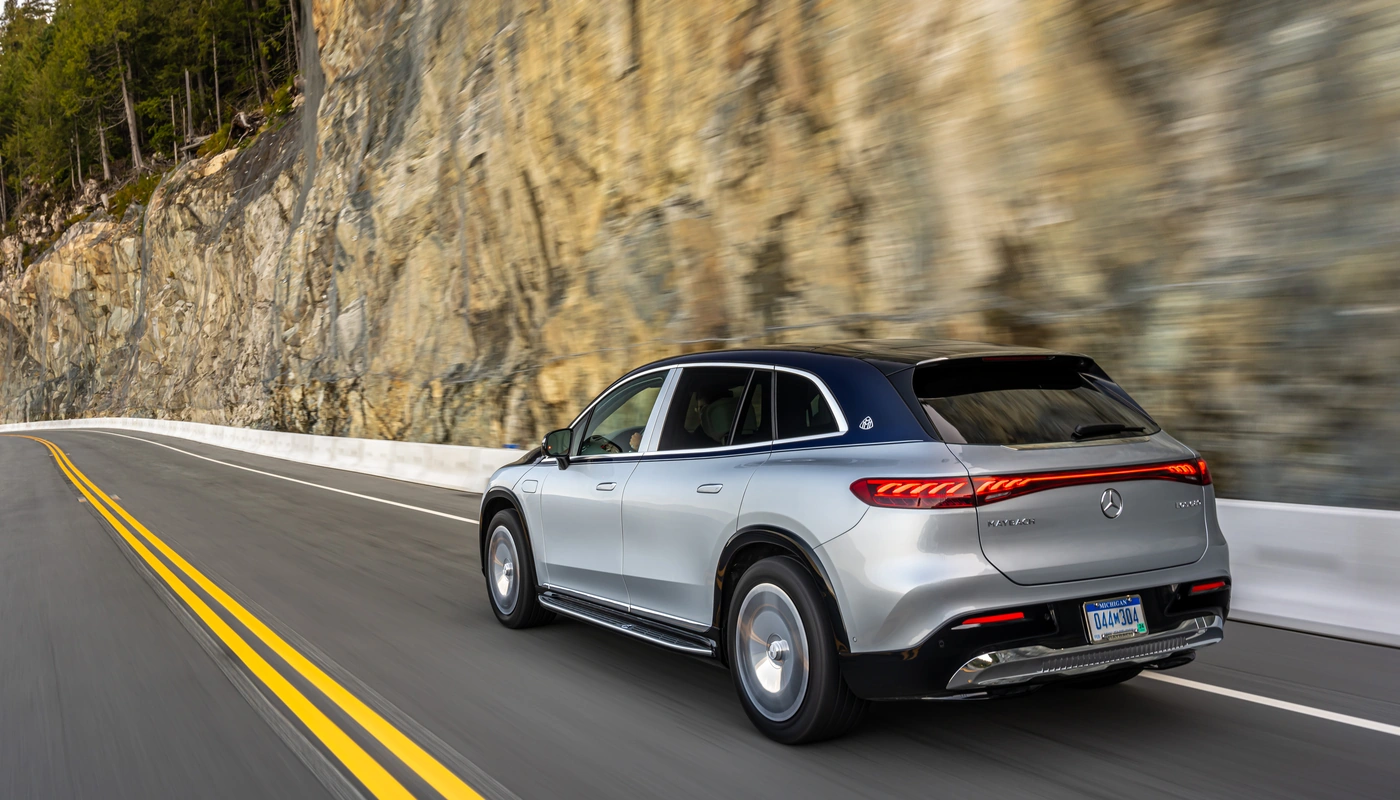 Mercedes Benz Maybach Eqs Suv - Contexto Entorno Real Contexto Conduciendo Exterior Trasera Derecha