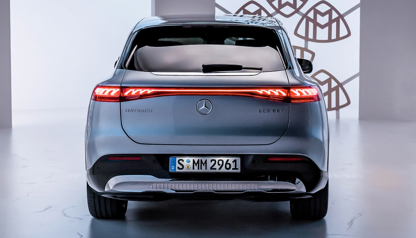 Mercedes Benz Maybach Eqs Suv - Contexto Estudio Exterior Trasera